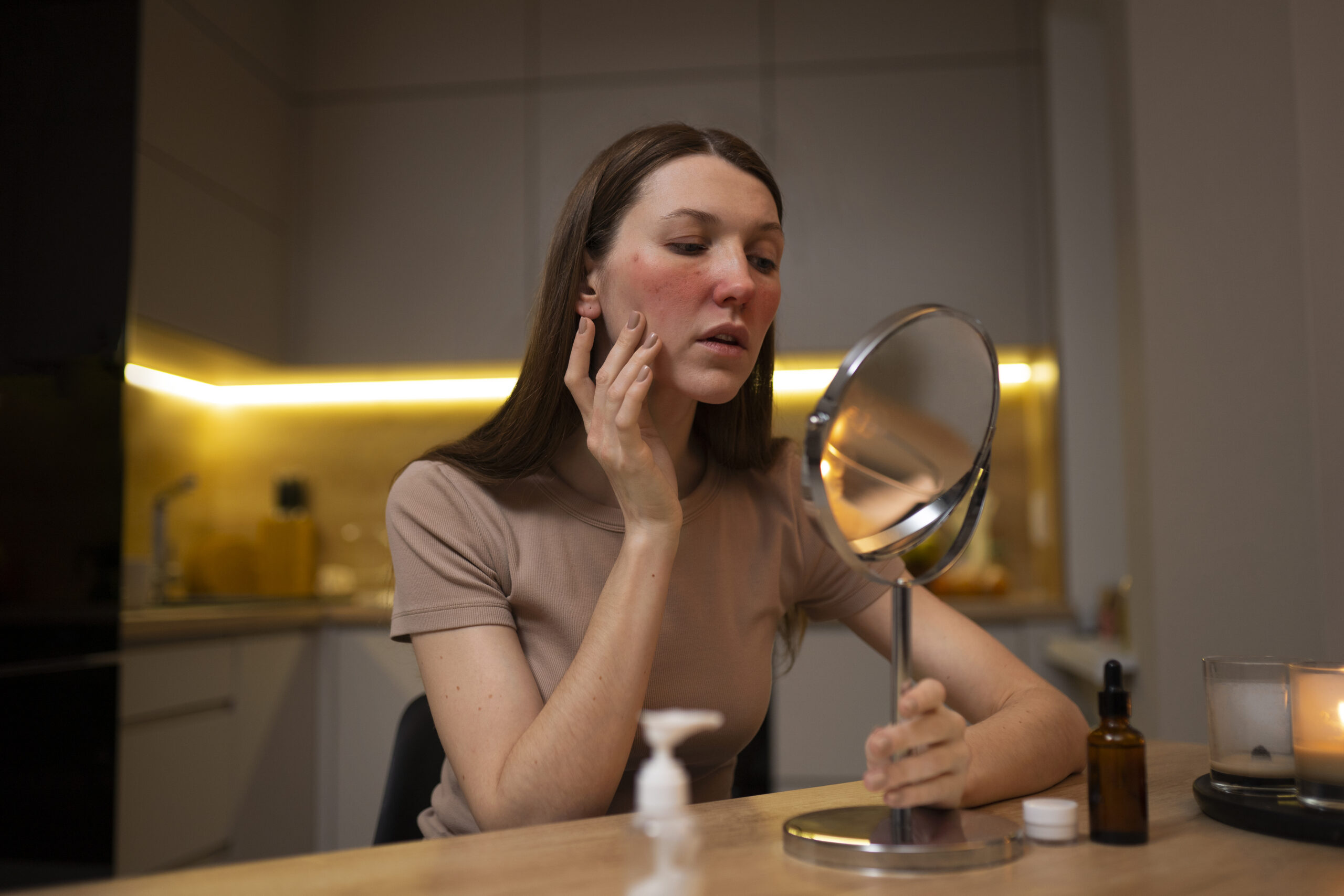 rojez en la cara; causas del enrojecimiento facial; cara roja; qué es la rosácea; detonantes de la rosácea