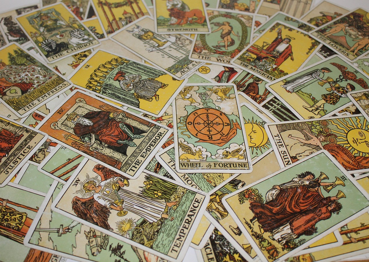 ¿Cuál es el origen del tarot y cómo se convirtió en una herramienta de autoconocimiento?